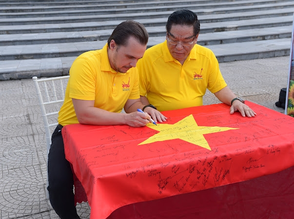 Trao tặng lá cờ Tổ quốc của giàn Hải Thạch cho Ban Quản lý Cụm thông tin cổ động biên giới Sa Vỹ Trao tặng lá cờ Tổ quốc của giàn Hải Thạch cho Ban Quản lý Cụm thông tin cổ động biên giới Sa Vỹ