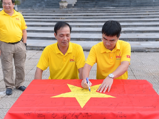 Trao tặng lá cờ Tổ quốc của giàn Hải Thạch cho Ban Quản lý Cụm thông tin cổ động biên giới Sa Vỹ Trao tặng lá cờ Tổ quốc của giàn Hải Thạch cho Ban Quản lý Cụm thông tin cổ động biên giới Sa Vỹ