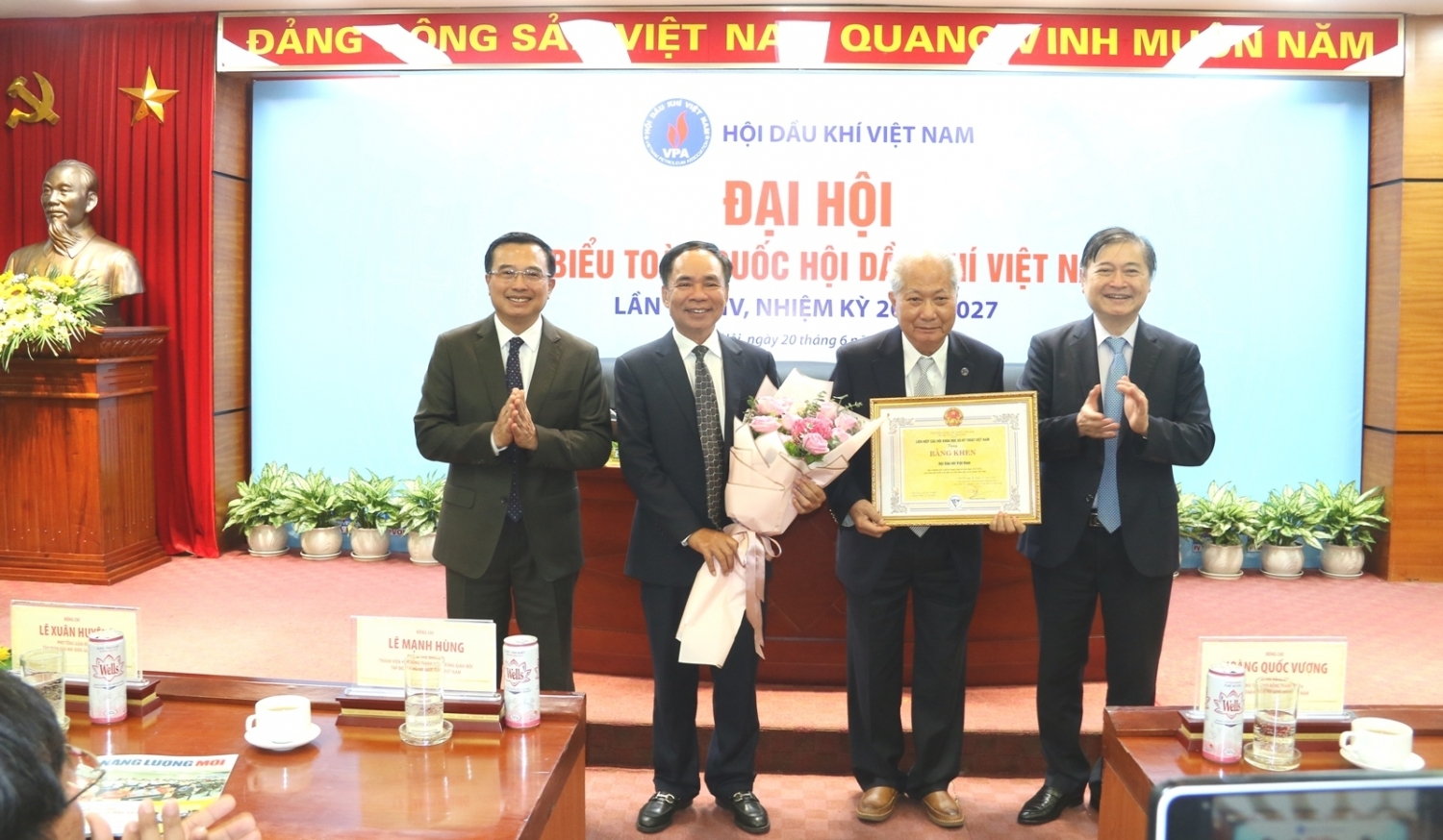 TSKH Phan Xuân Dũng và Chủ tịch HĐTV Petrovietnam Hoàng Quốc Vượng trao Bằng khen cho Hội DKVN