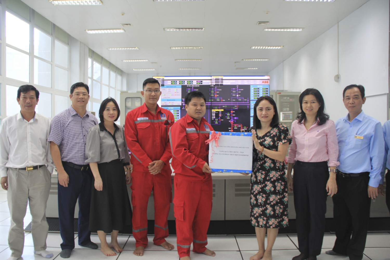 Công đoàn Dầu khí Việt Nam thăm, tặng quà cho người lao động PV Power DHC