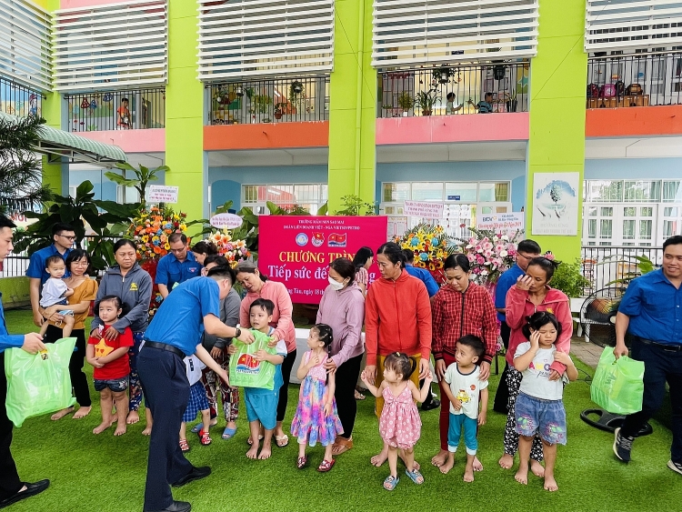 Các cơ sở Đoàn Vietsovpetro thăm và tặng quà cho các em học sinh có hoàn cảnh khó khăn Các cơ sở Đoàn Vietsovpetro thăm và tặng quà cho các em học sinh có hoàn cảnh khó khăn