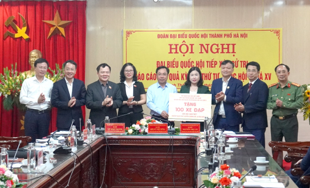 Đồng chí Lê Quang Toán - Phó Chủ tịch Hội CCB Tập đoàn (thứ ba, phải sang) đại diện cho Tập đoàn Dầu khí trao tặng 100 xe đạp cho học sinh có hoàn cảnh khó khăn trên địa bàn các huyện Thạch Thất, Quốc Oai, Chương Mỹ. Đồng chí Lê Quang Toán - Phó Chủ tịch Hội CCB Tập đoàn (thứ ba, phải sang) đại diện cho Tập đoàn Dầu khí trao tặng 100 xe đạp cho học sinh có hoàn cảnh khó khăn trên địa bàn các huyện Thạch Thất, Quốc Oai, Chương Mỹ.