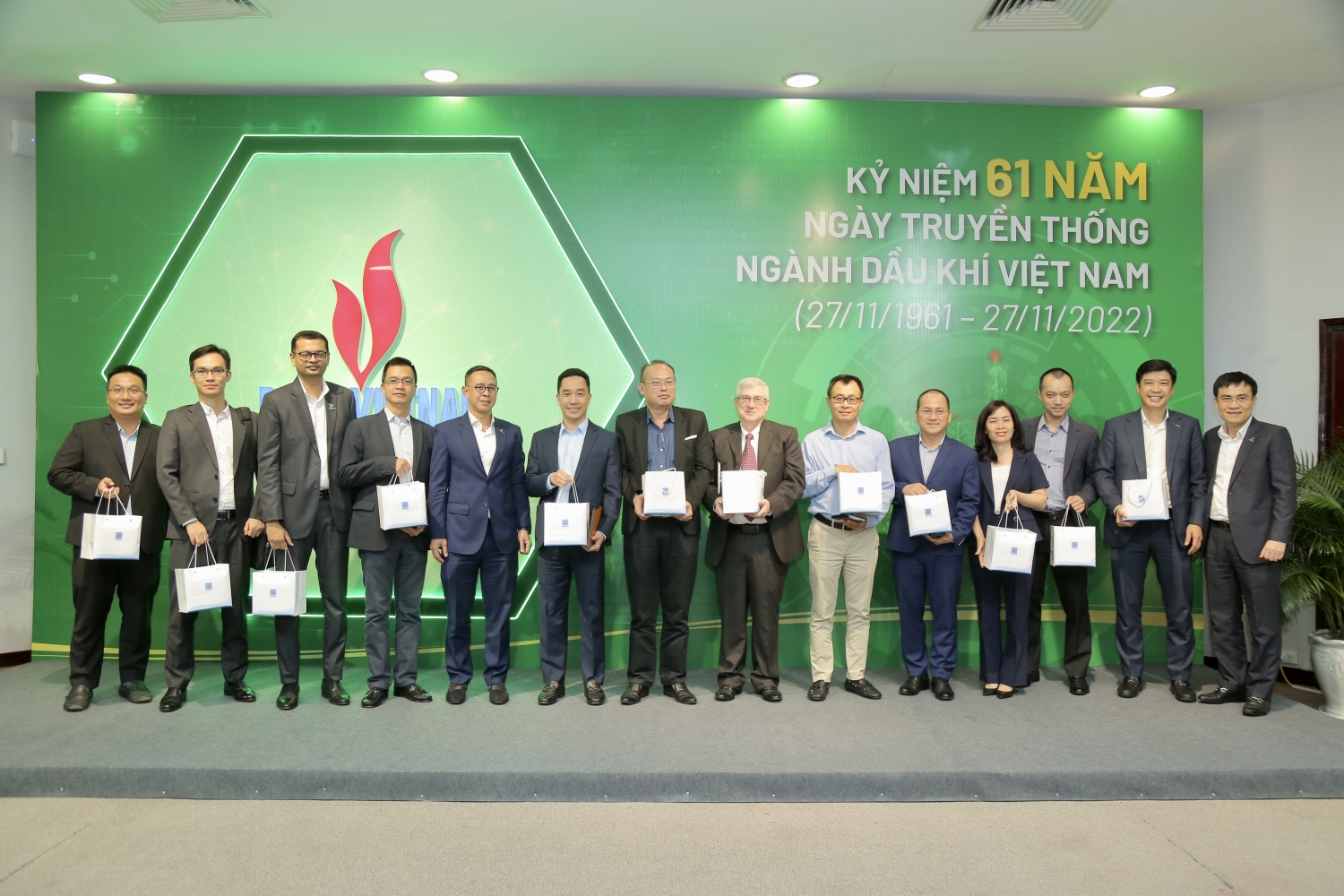 Chuyển đổi số - Nền tảng cho phát triển bền vững Chuyển đổi số - Nền tảng cho phát triển bền vững