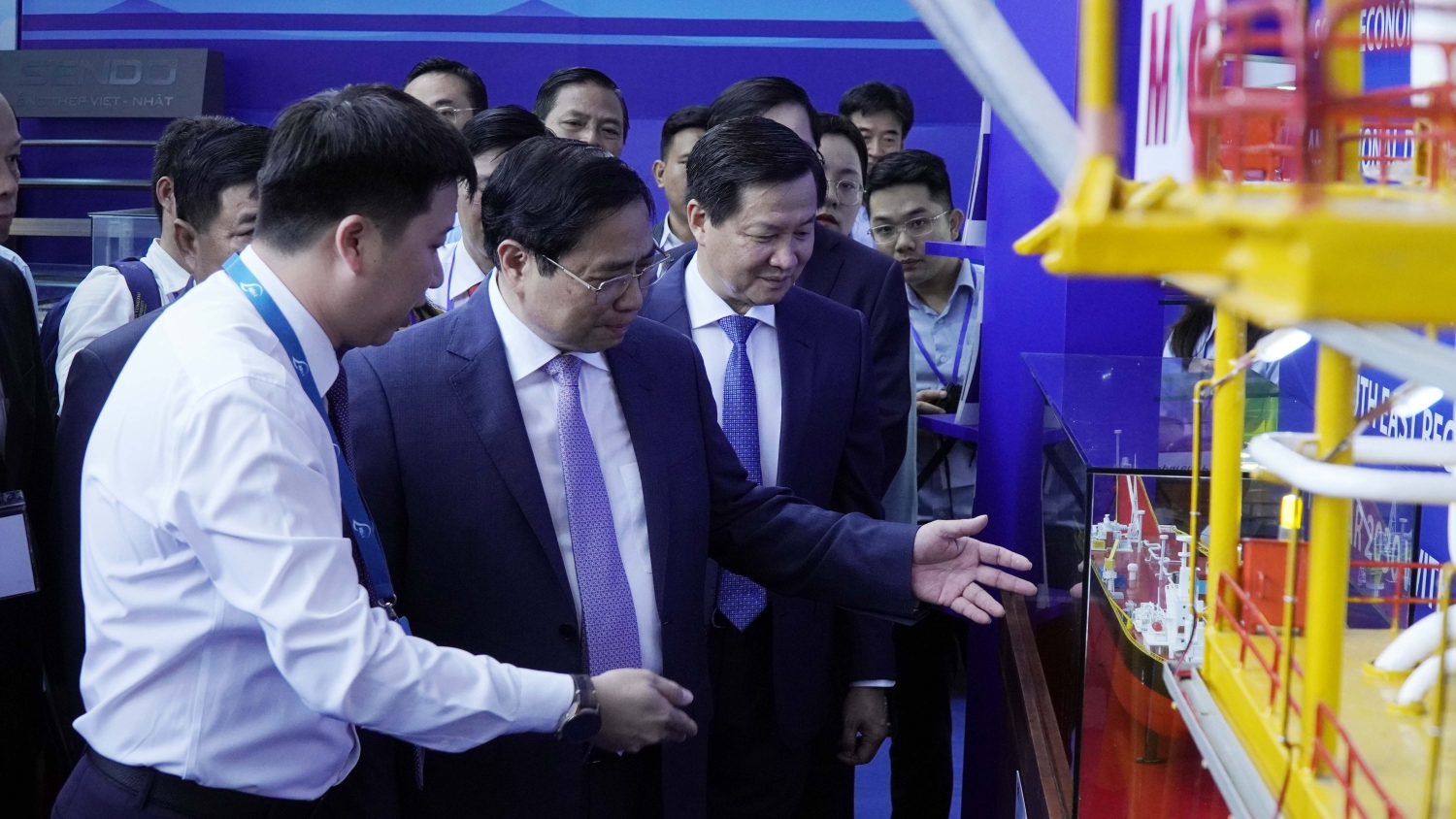 Thủ tướng Phạm Minh Chính tham quan gian trưng bày của Vietsovpetro tại Hội nghị phát triển vùng Đông Nam Bộ Thủ tướng Phạm Minh Chính tham quan gian trưng bày của Vietsovpetro tại Hội nghị phát triển vùng Đông Nam Bộ