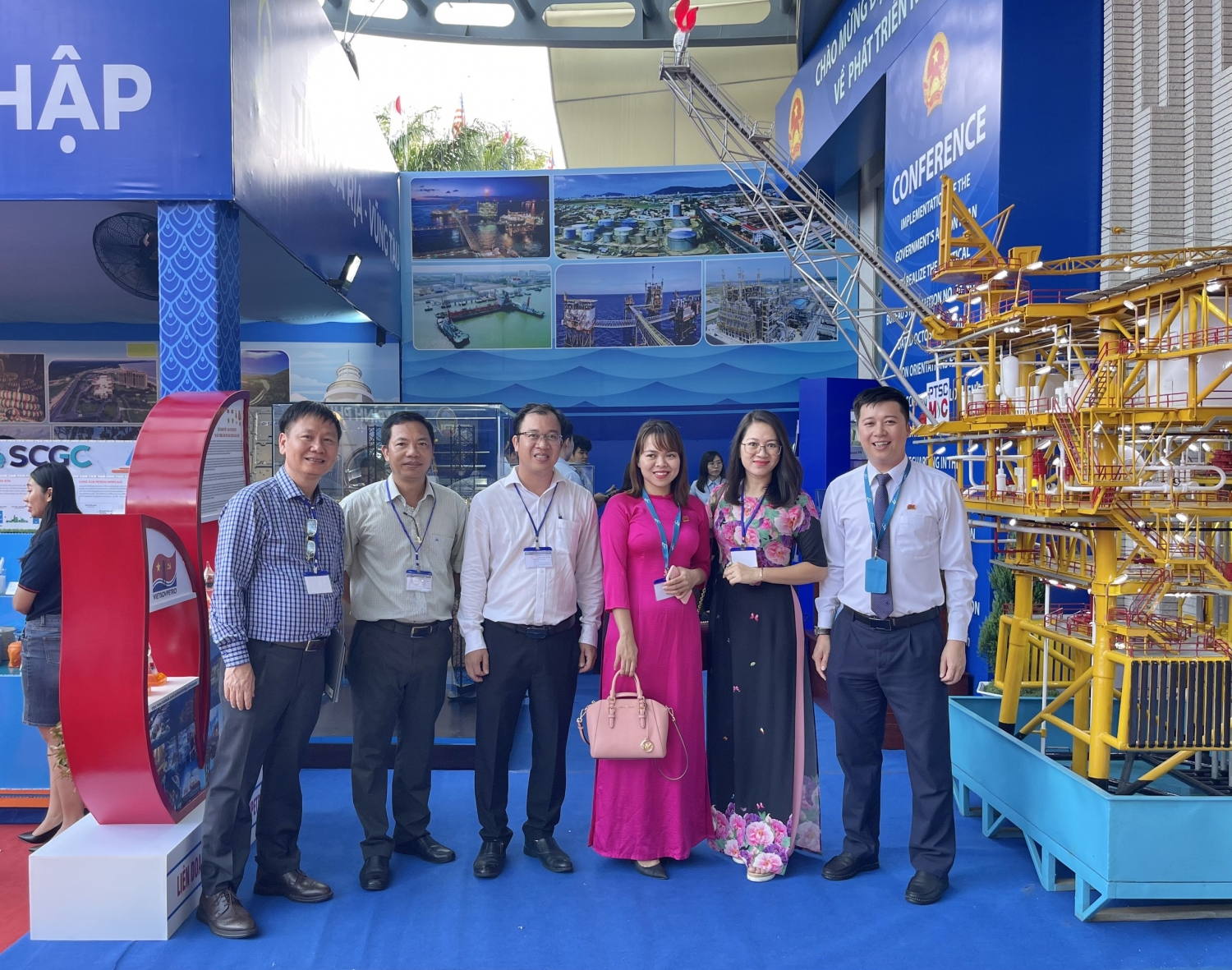 Thủ tướng Phạm Minh Chính tham quan gian trưng bày của Vietsovpetro tại Hội nghị phát triển vùng Đông Nam Bộ Thủ tướng Phạm Minh Chính tham quan gian trưng bày của Vietsovpetro tại Hội nghị phát triển vùng Đông Nam Bộ