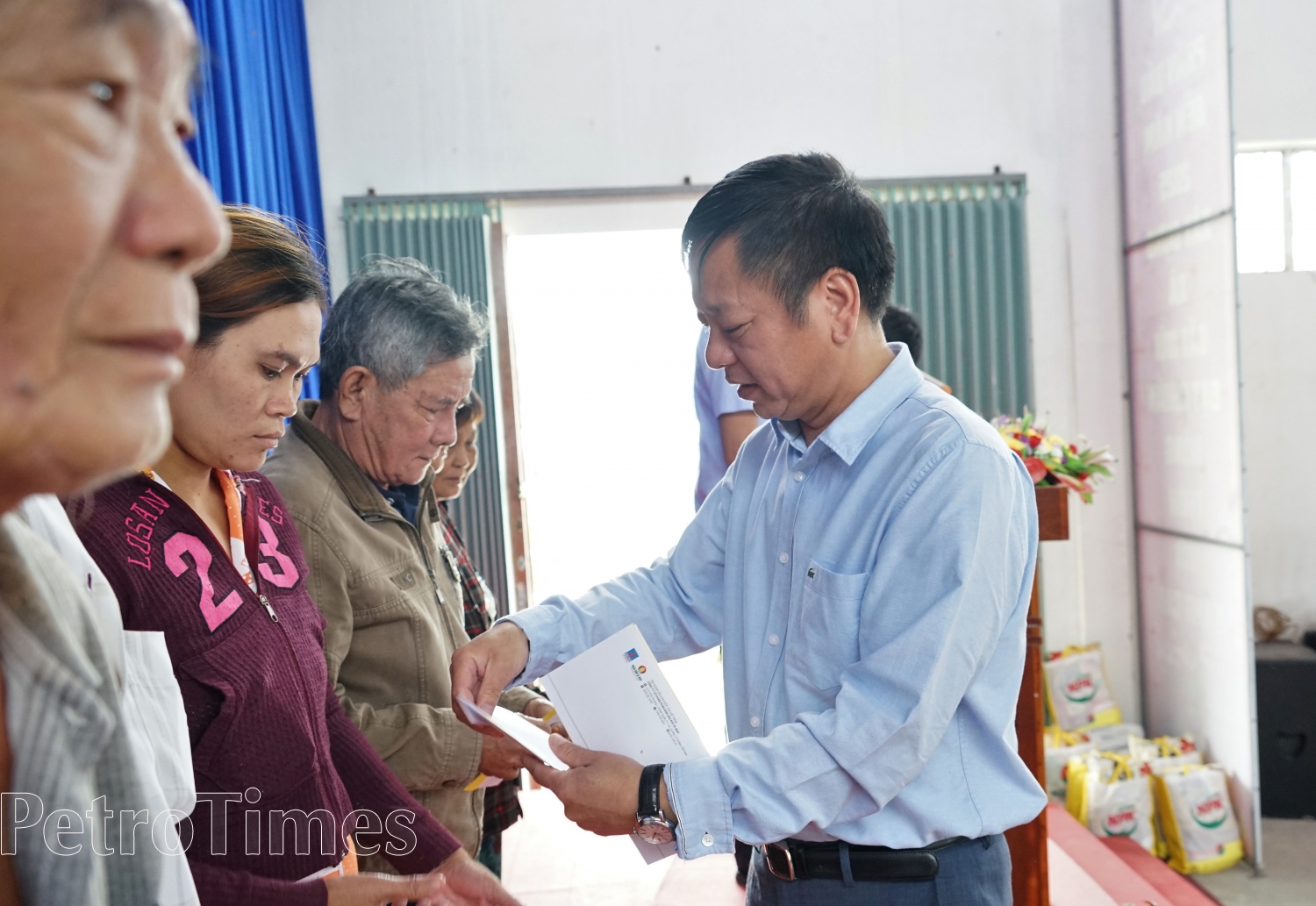 Đoàn Đại biểu các Ủy ban của Quốc hội trao quà đến các hộ nghèo Đất Mũi Đoàn Đại biểu các Ủy ban của Quốc hội trao quà đến các hộ nghèo Đất Mũi