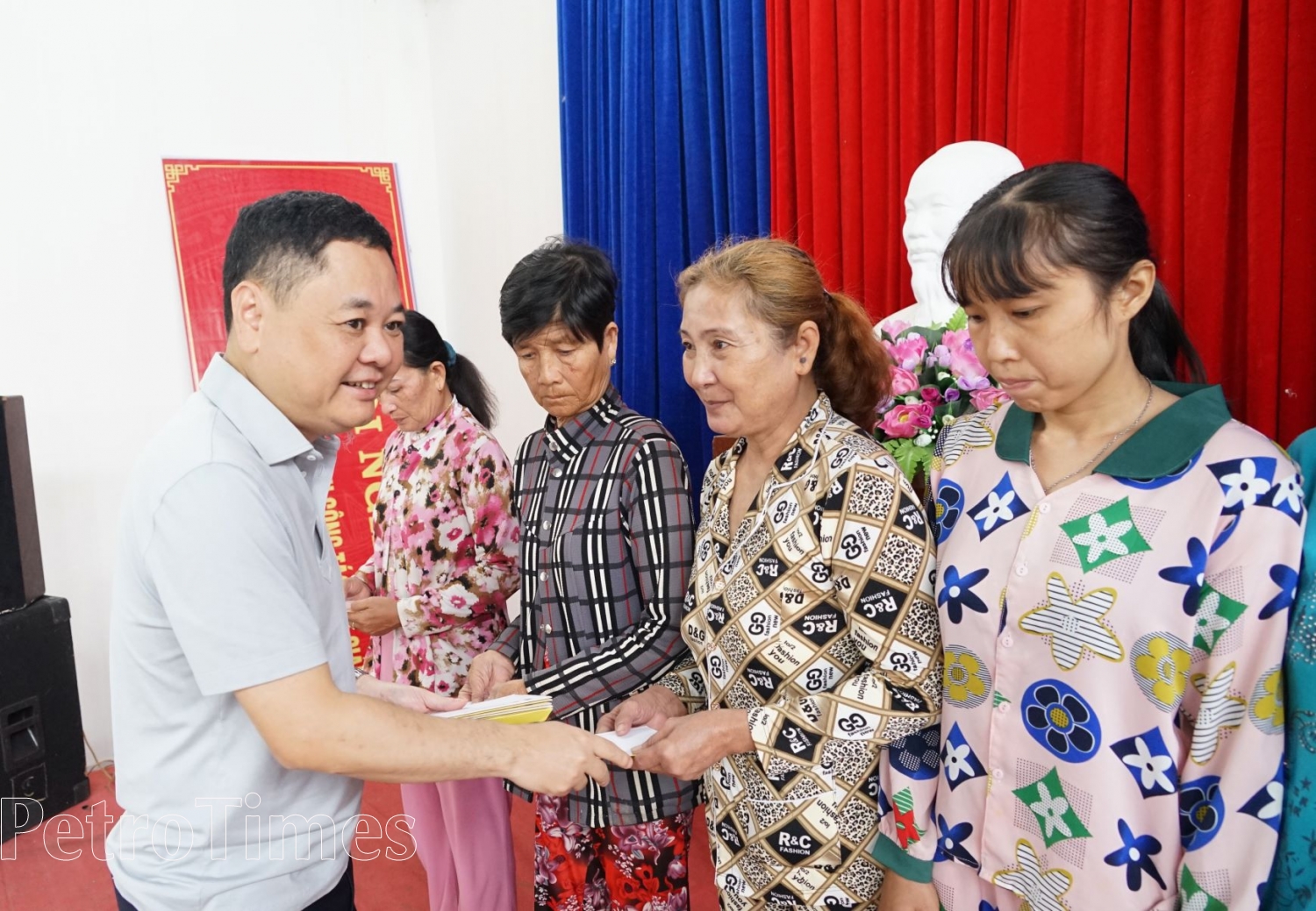 Đoàn Đại biểu các Ủy ban của Quốc hội trao quà đến các hộ nghèo Đất Mũi Đoàn Đại biểu các Ủy ban của Quốc hội trao quà đến các hộ nghèo Đất Mũi