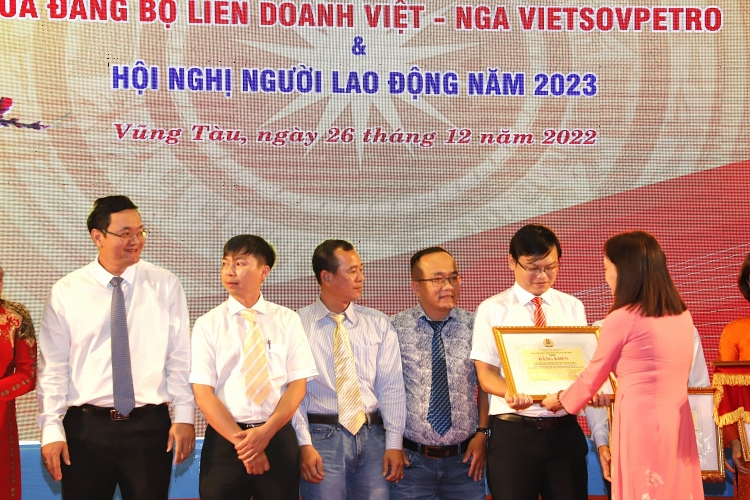 Vietsovpetro tổ chức Hội nghị Tổng kết công tác Đảng năm 2022 và Hội nghị Người lao động năm 2023 Vietsovpetro: Thu nhập và các chế độ phúc lợi cho người lao động năm 2022 được đảm bảo ở mức tốt