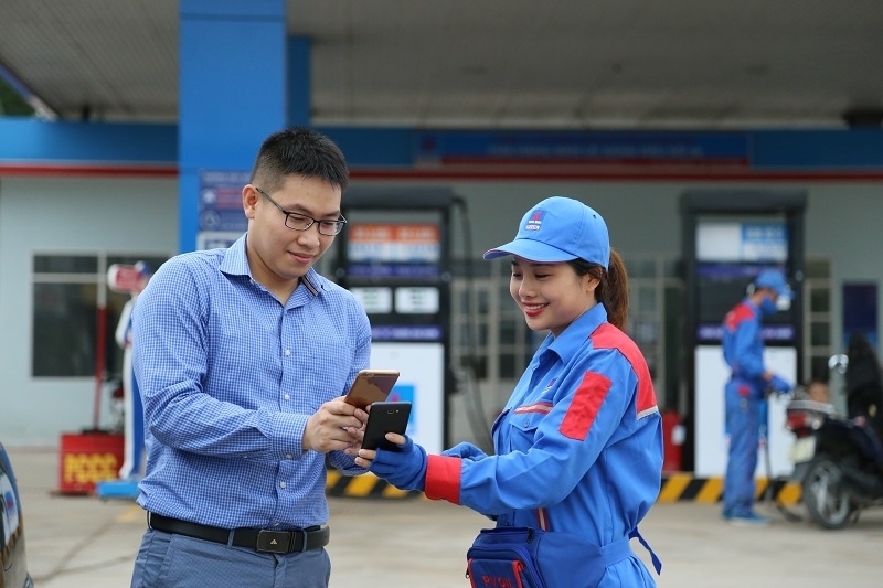 Petrovietnam đẩy nhanh tiến trình chuyển đổi số, đã tối ưu hoạt động sản xuất kinh doanh, triển khai xây dựng các nhà máy thông minh, nâng cao trải nghiệm khách hàng, nâng cao sức cạnh tranh và đạt được những lợi ích thiết thực. (Ảnh: Thanh toán bằng giao dịch điện tử, đọc mã QR tại cây xăng PVOIL) Petrovietnam đẩy nhanh tiến trình chuyển đổi số, đã tối ưu hoạt động sản xuất kinh doanh, triển khai xây dựng các nhà máy thông minh, nâng cao trải nghiệm khách hàng, nâng cao sức cạnh tranh và đạt được những lợi ích thiết thực. (Ảnh: Thanh toán bằng giao dịch điện tử, đọc mã QR tại cây xăng PVOIL)