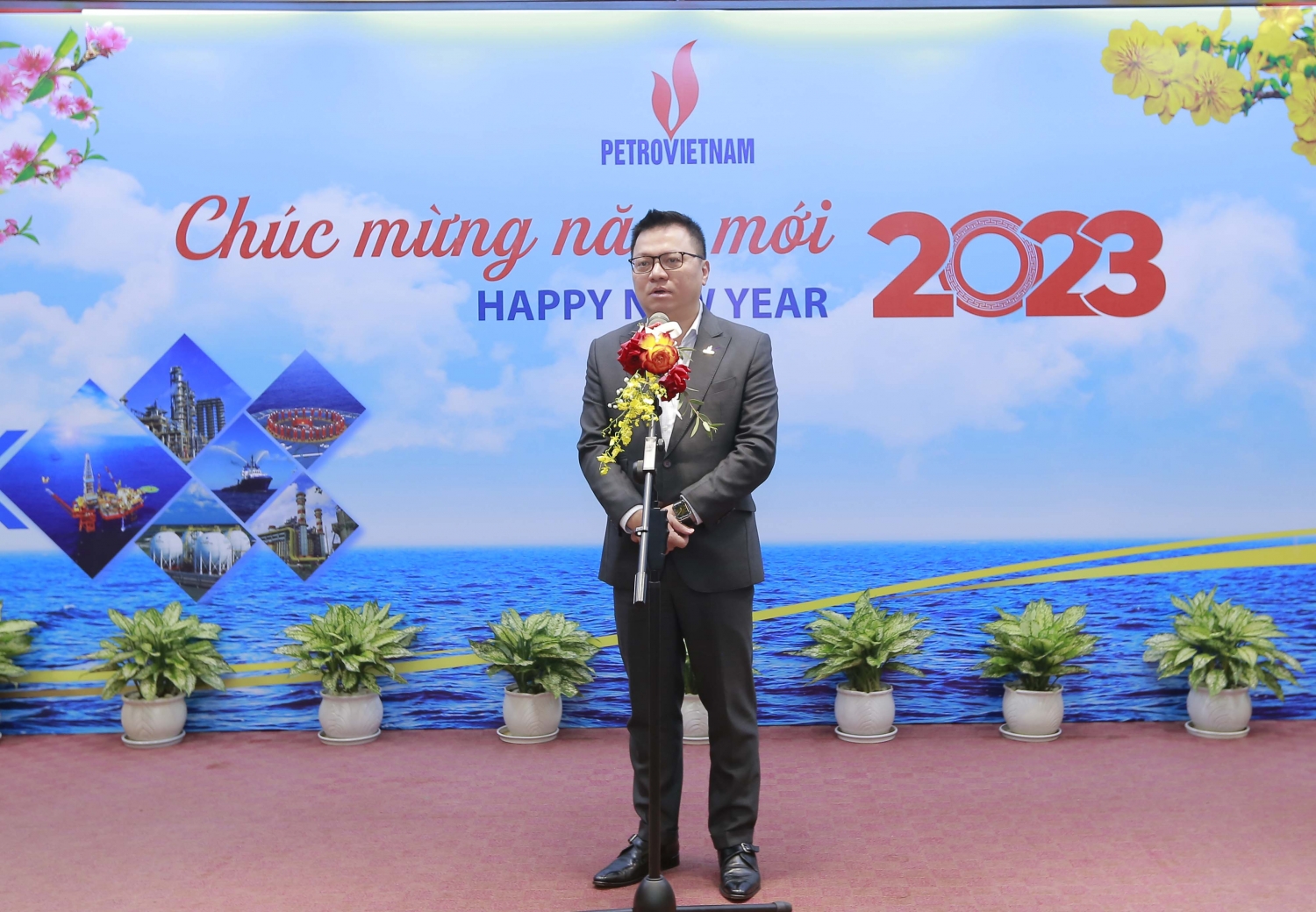Petrovietnam tổ chức gặp mặt, trao tặng Kỷ niệm chương 'Vì sự nghiệp Dầu khí' cho các nhà quản lý báo chí, nhà báo Petrovietnam tổ chức gặp mặt, trao tặng Kỷ niệm chương 'Vì sự nghiệp Dầu khí' cho các nhà quản lý báo chí, nhà báo