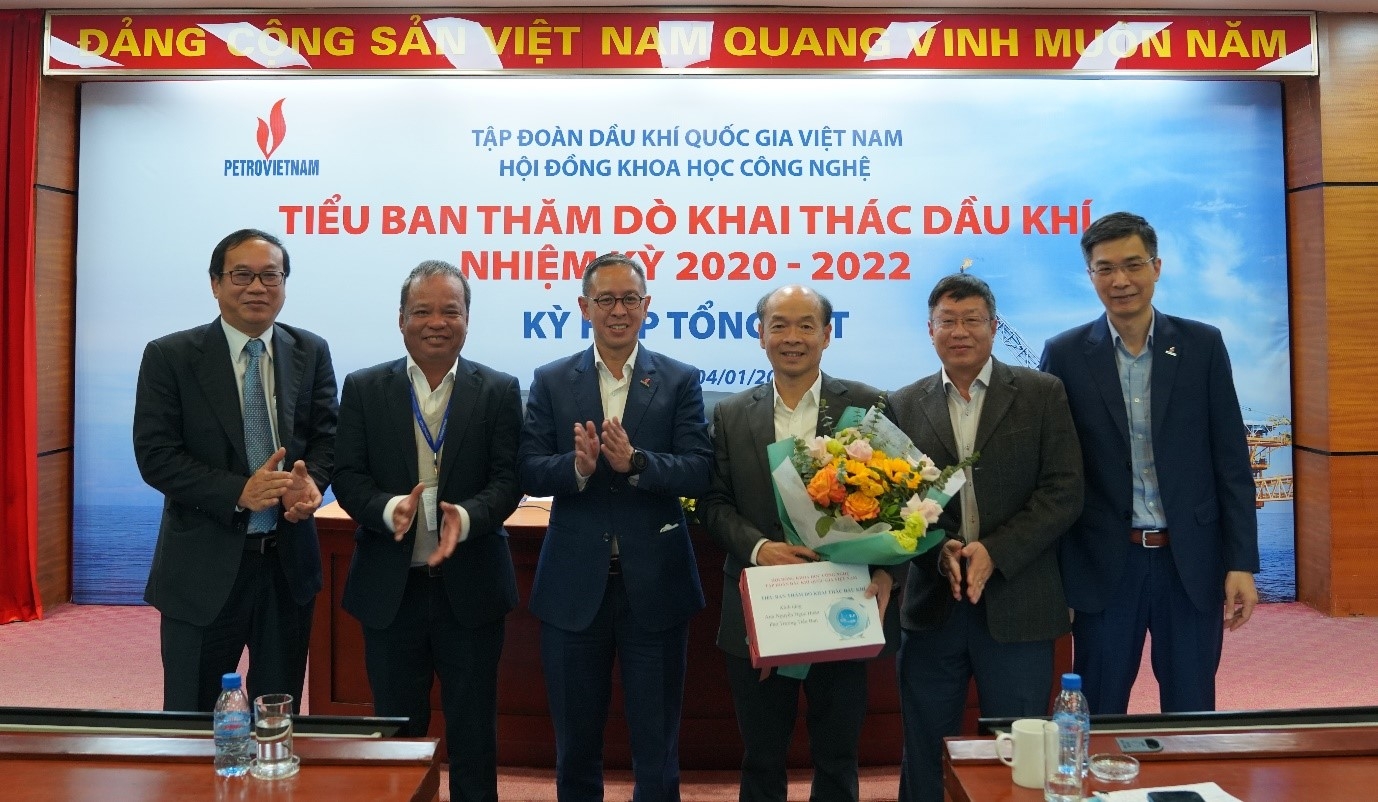 Ông Trần Bình Minh, Thành viên Hội đồng Thành viên Tập đoàn và Thường trực Tiểu ban tặng quà lưu niệm cho ông Nguyễn Ngọc Hoàn, Nguyên Phó Trưởng Tiểu ban đã có đóng góp tích cực cho hoạt động của Tiểu ban trong Nhiệm kỳ 2020-2022 Ông Trần Bình Minh, Thành viên Hội đồng Thành viên Tập đoàn và Thường trực Tiểu ban tặng quà lưu niệm cho ông Nguyễn Ngọc Hoàn, Nguyên Phó Trưởng Tiểu ban đã có đóng góp tích cực cho hoạt động của Tiểu ban trong Nhiệm kỳ 2020-2022