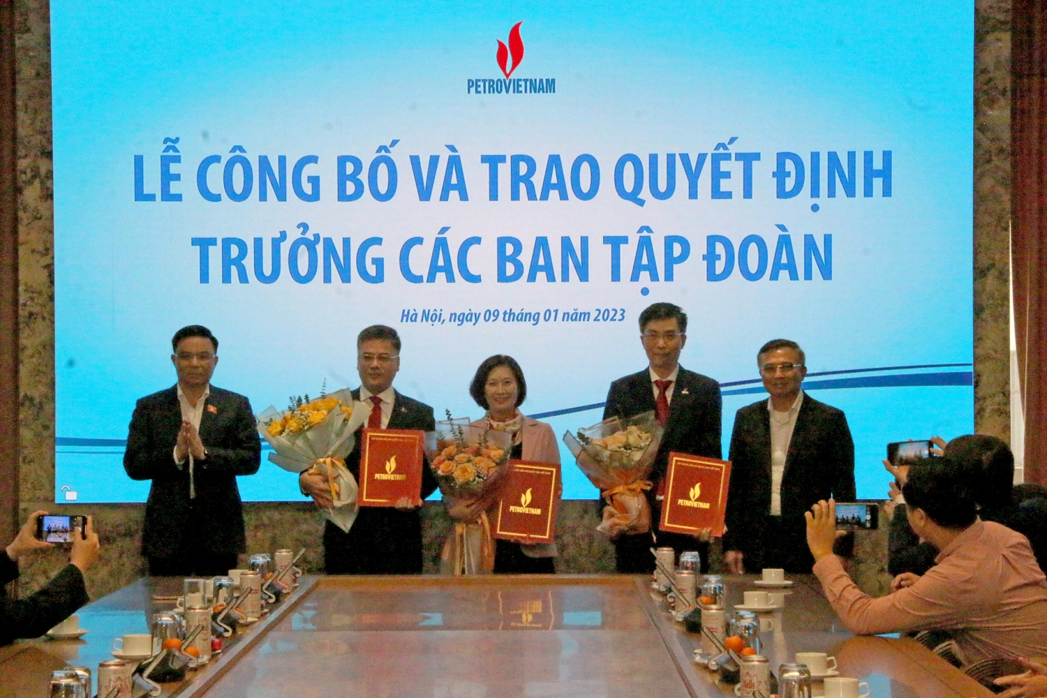 Công bố và trao quyết định bổ nhiệm Trưởng các Ban chuyên môn Tập đoàn Công bố và trao quyết định bổ nhiệm Trưởng các Ban chuyên môn Tập đoàn