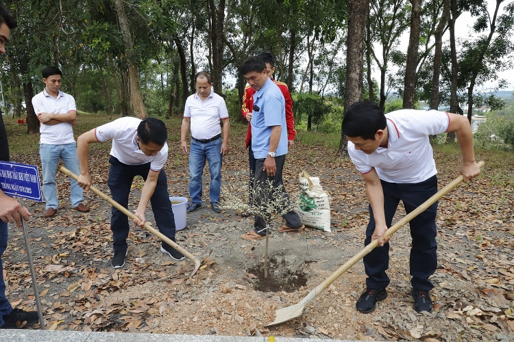 Đảng bộ Trường Đại học Dầu khí Việt Nam (PVU) tổ chức hành trình giáo dục truyền thống lịch sử tại di tích lịch sử quốc gia - Tượng đài chiến thắng La Ngà Đảng bộ Trường Đại học Dầu khí Việt Nam tổ chức giáo dục truyền thống lịch sử tại Di tích chiến thắng La Ngà