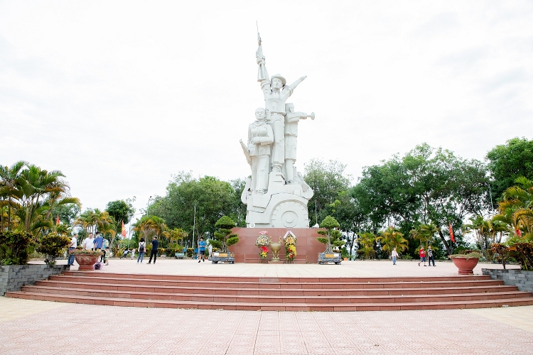 Đảng bộ Trường Đại học Dầu khí Việt Nam (PVU) tổ chức hành trình giáo dục truyền thống lịch sử tại di tích lịch sử quốc gia - Tượng đài chiến thắng La Ngà Đảng bộ Trường Đại học Dầu khí Việt Nam tổ chức giáo dục truyền thống lịch sử tại Di tích chiến thắng La Ngà