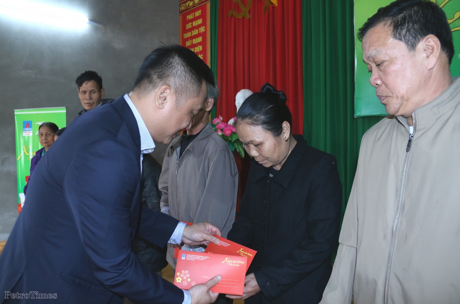 PVFCCo mang xuân ấm đến với bà con huyện Tân Lạc, tỉnh Hòa Bình PVFCCo mang xuân ấm đến với bà con huyện Tân Lạc, tỉnh Hòa Bình