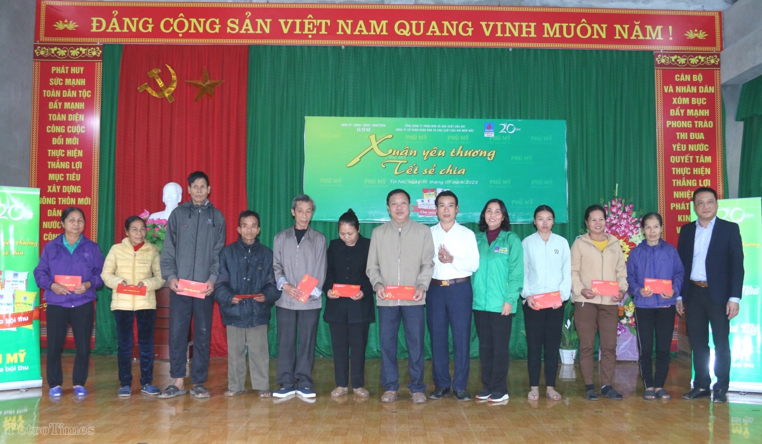PVFCCo mang xuân ấm đến với bà con huyện Tân Lạc, tỉnh Hòa Bình PVFCCo mang xuân ấm đến với bà con huyện Tân Lạc, tỉnh Hòa Bình