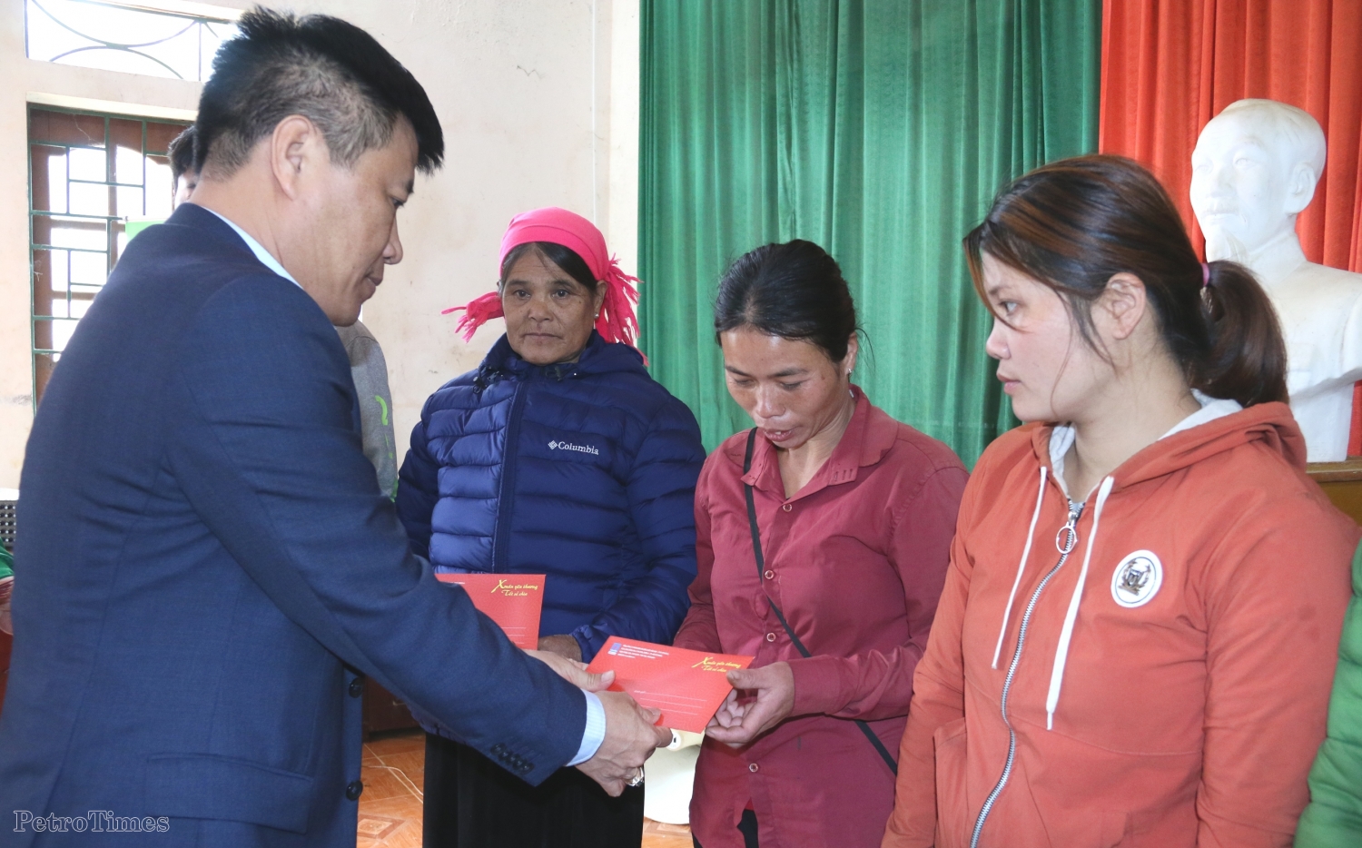 PVFCCo mang xuân ấm đến với bà con huyện Tân Lạc, tỉnh Hòa Bình PVFCCo mang xuân ấm đến với bà con huyện Tân Lạc, tỉnh Hòa Bình
