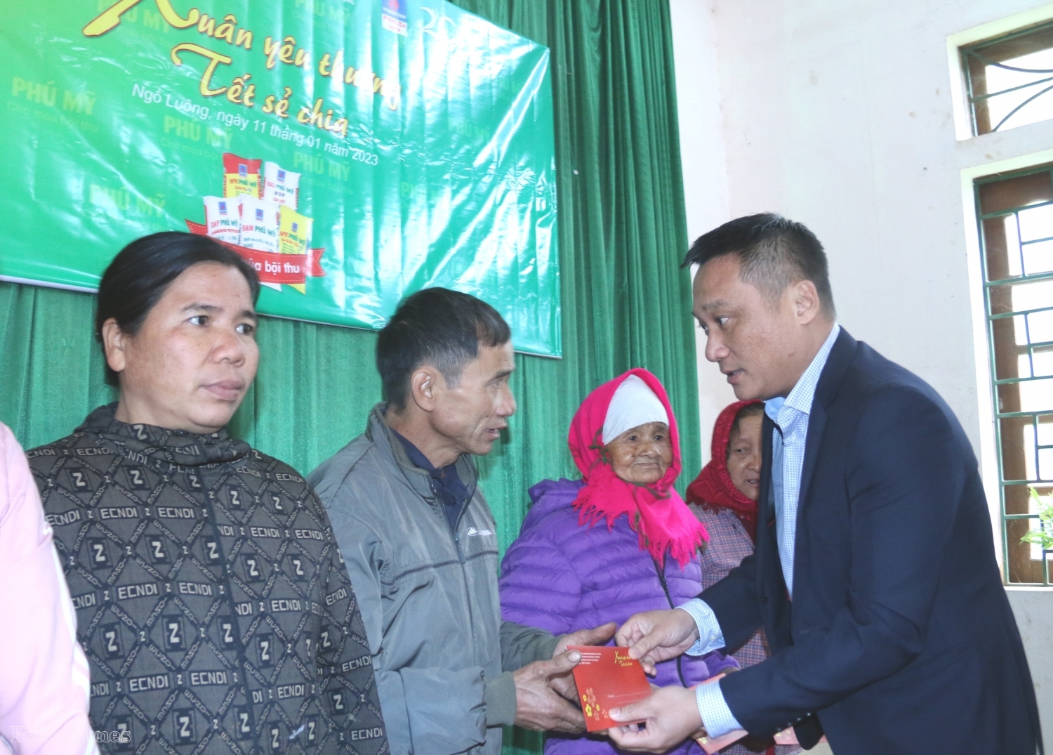 PVFCCo mang xuân ấm đến với bà con huyện Tân Lạc, tỉnh Hòa Bình PVFCCo mang xuân ấm đến với bà con huyện Tân Lạc, tỉnh Hòa Bình