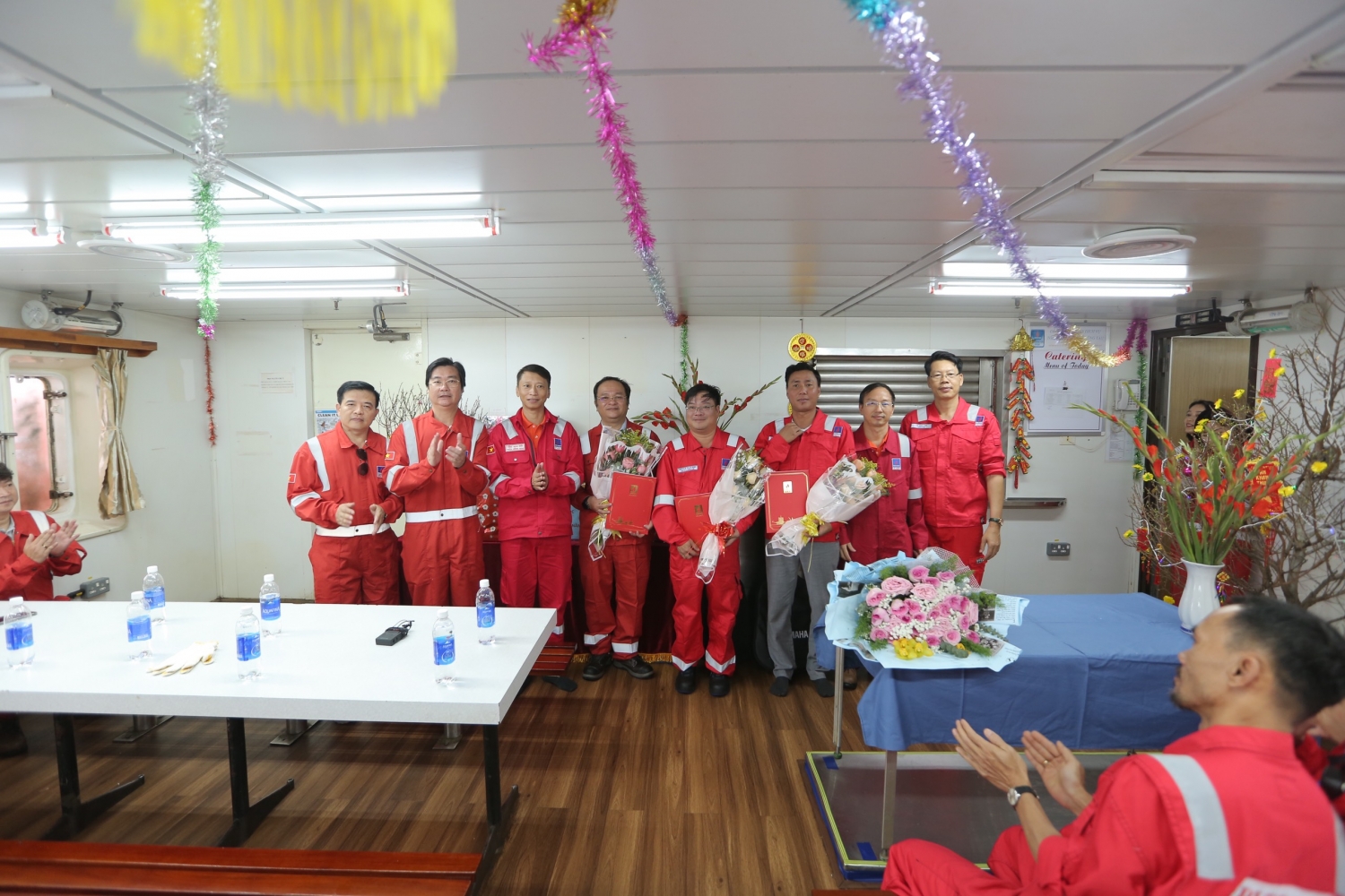 Lãnh đạo PVEP, CĐ DKVN chúc Tết cán bộ, người lao động giàn Đại Hùng 01 Lãnh đạo PVEP, CĐ DKVN chúc Tết cán bộ, người lao động giàn Đại Hùng 01