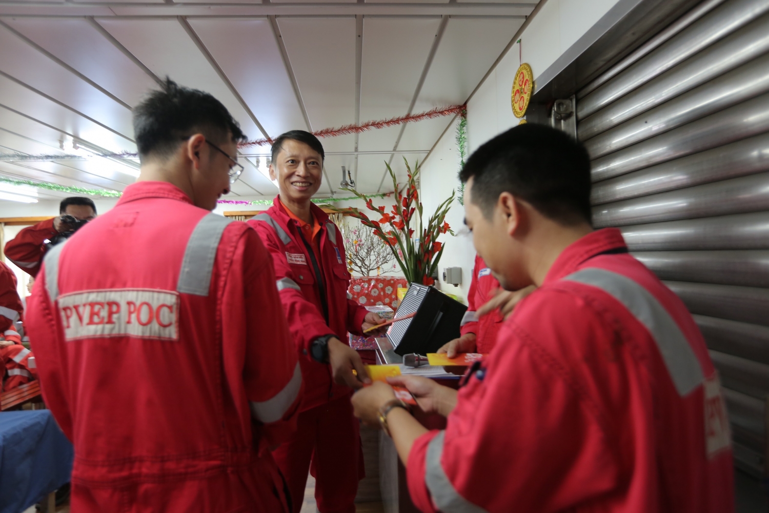 Lãnh đạo PVEP, CĐ DKVN chúc Tết cán bộ, người lao động giàn Đại Hùng 01 Lãnh đạo PVEP, CĐ DKVN chúc Tết cán bộ, người lao động giàn Đại Hùng 01