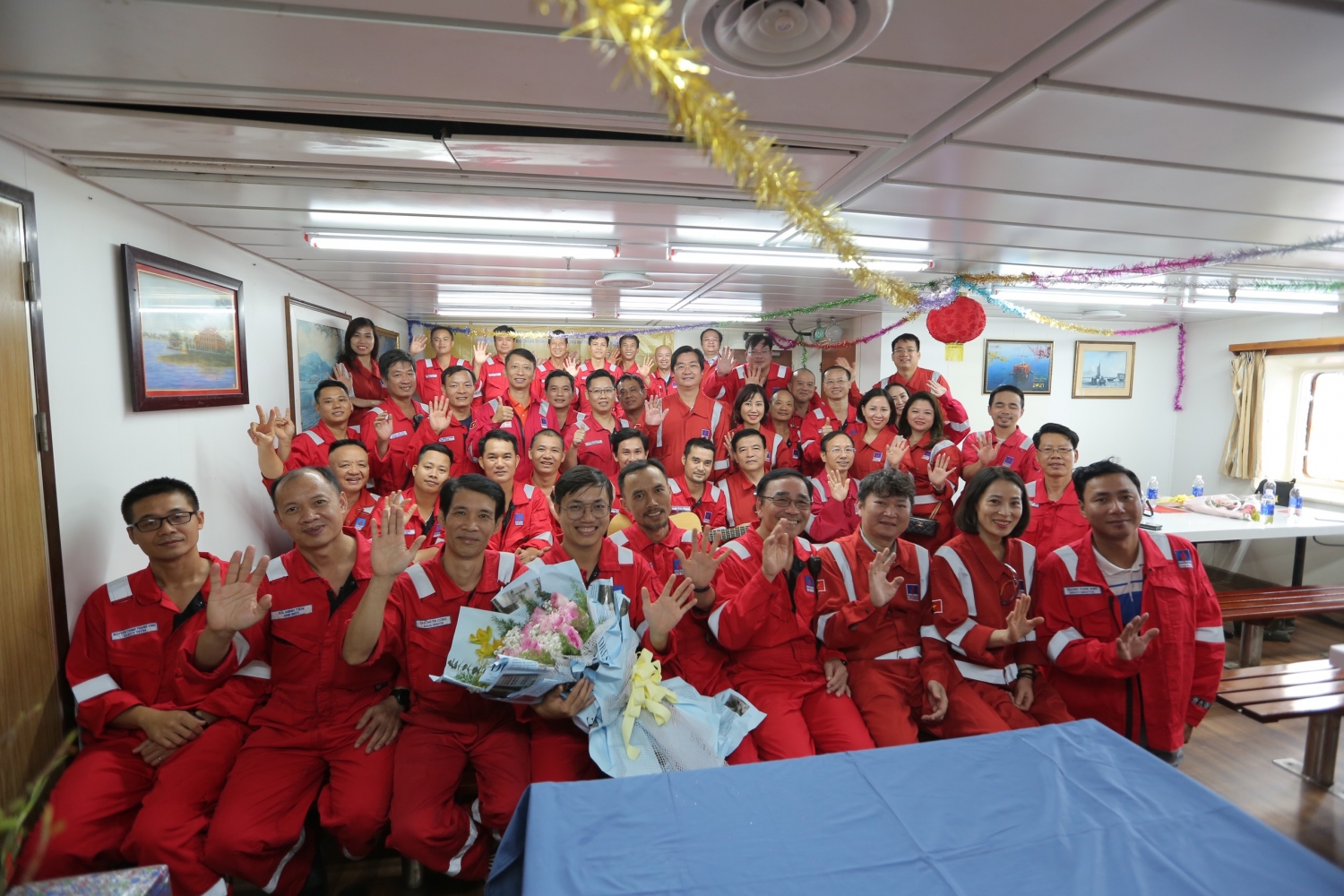Lãnh đạo PVEP, CĐ DKVN chúc Tết cán bộ, người lao động giàn Đại Hùng 01 Lãnh đạo PVEP, CĐ DKVN chúc Tết cán bộ, người lao động giàn Đại Hùng 01