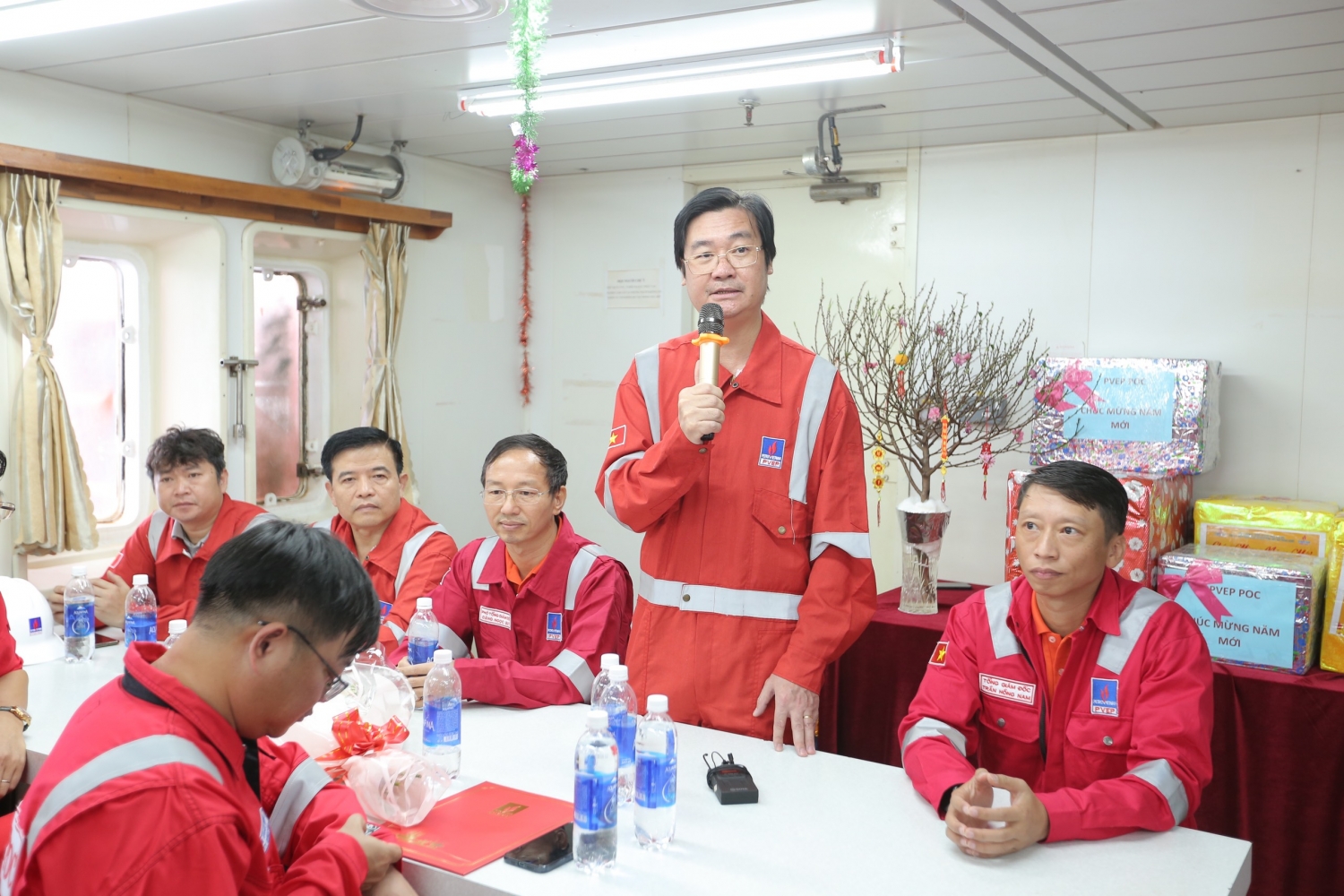 Lãnh đạo PVEP, CĐ DKVN chúc Tết cán bộ, người lao động giàn Đại Hùng 01 Lãnh đạo PVEP, CĐ DKVN chúc Tết cán bộ, người lao động giàn Đại Hùng 01