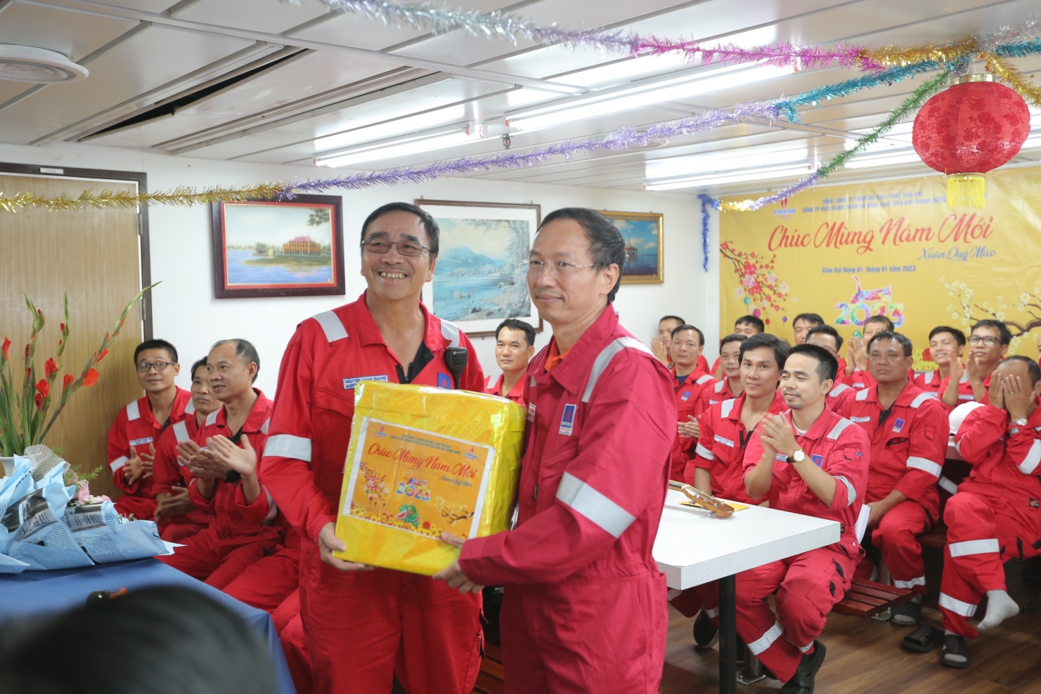 Lãnh đạo PVEP, CĐ DKVN chúc Tết cán bộ, người lao động giàn Đại Hùng 01 Lãnh đạo PVEP, CĐ DKVN chúc Tết cán bộ, người lao động giàn Đại Hùng 01