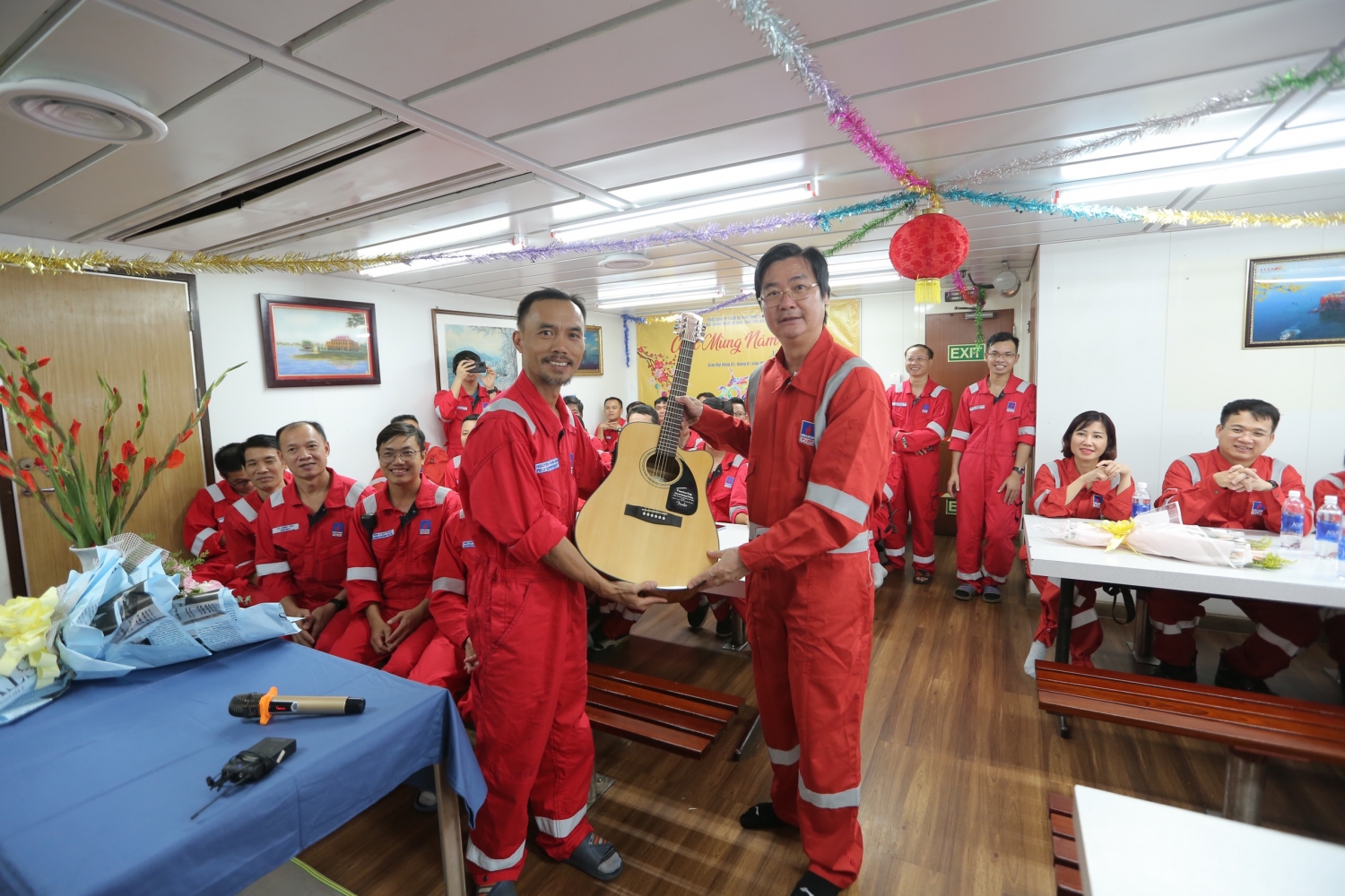 Lãnh đạo PVEP, CĐ DKVN chúc Tết cán bộ, người lao động giàn Đại Hùng 01 Lãnh đạo PVEP, CĐ DKVN chúc Tết cán bộ, người lao động giàn Đại Hùng 01
