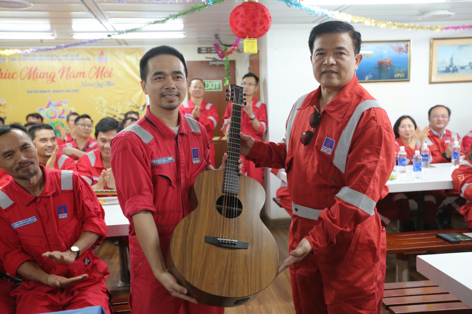 Lãnh đạo PVEP, CĐ DKVN chúc Tết cán bộ, người lao động giàn Đại Hùng 01 Lãnh đạo PVEP, CĐ DKVN chúc Tết cán bộ, người lao động giàn Đại Hùng 01