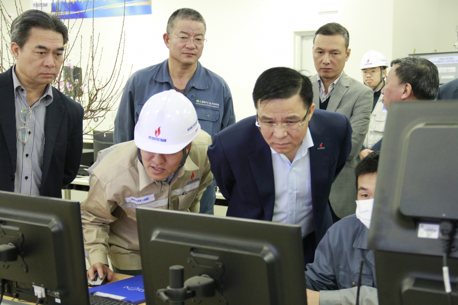 Tổng giám đốc Petrovietnam Lê Mạnh Hùng: Tập trung cao độ, bám sát công trường, nỗ lực hoàn thành từng hạng mục công việc, cần chắt chiu từng giờ, từng ngày để đưa NMNĐ Thái Bifh 2 vào vận hành thương mại. Tổng giám đốc Petrovietnam Lê Mạnh Hùng: Bám sát công trường, chắt chiu từng giờ để đưa NMNĐ Thái Bình 2 vào vận hành thương mại