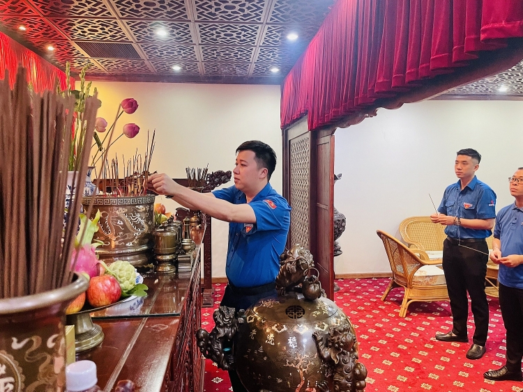 Đoàn Thanh niên Vietsovpetro tổ chức dâng hương tưởng niệm Chủ tịch Hồ Chí Minh nhân kỷ niệm 93 năm Ngày thành lập Đảng Cộng sản Việt Nam Đoàn Thanh niên Vietsovpetro tổ chức dâng hương tưởng niệm Chủ tịch Hồ Chí Minh nhân kỷ niệm 93 năm Ngày thành lập Đảng Cộng sản Việt Nam
