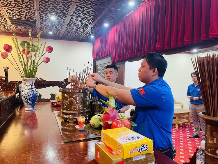 Đoàn Thanh niên Vietsovpetro tổ chức dâng hương tưởng niệm Chủ tịch Hồ Chí Minh nhân kỷ niệm 93 năm Ngày thành lập Đảng Cộng sản Việt Nam Đoàn Thanh niên Vietsovpetro tổ chức dâng hương tưởng niệm Chủ tịch Hồ Chí Minh nhân kỷ niệm 93 năm Ngày thành lập Đảng Cộng sản Việt Nam