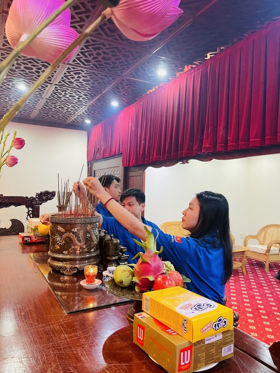 Đoàn Thanh niên Vietsovpetro tổ chức dâng hương tưởng niệm Chủ tịch Hồ Chí Minh nhân kỷ niệm 93 năm Ngày thành lập Đảng Cộng sản Việt Nam Đoàn Thanh niên Vietsovpetro tổ chức dâng hương tưởng niệm Chủ tịch Hồ Chí Minh nhân kỷ niệm 93 năm Ngày thành lập Đảng Cộng sản Việt Nam
