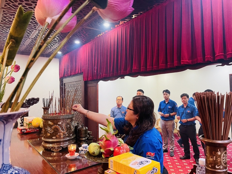 Đoàn Thanh niên Vietsovpetro tổ chức dâng hương tưởng niệm Chủ tịch Hồ Chí Minh nhân kỷ niệm 93 năm Ngày thành lập Đảng Cộng sản Việt Nam Đoàn Thanh niên Vietsovpetro tổ chức dâng hương tưởng niệm Chủ tịch Hồ Chí Minh nhân kỷ niệm 93 năm Ngày thành lập Đảng Cộng sản Việt Nam