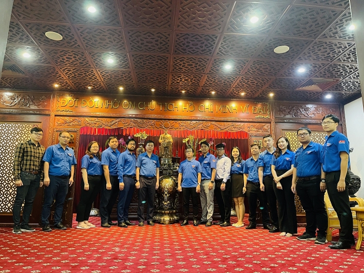 Đoàn Thanh niên Vietsovpetro tổ chức dâng hương tưởng niệm Chủ tịch Hồ Chí Minh nhân kỷ niệm 93 năm Ngày thành lập Đảng Cộng sản Việt Nam Đoàn Thanh niên Vietsovpetro tổ chức dâng hương tưởng niệm Chủ tịch Hồ Chí Minh nhân kỷ niệm 93 năm Ngày thành lập Đảng Cộng sản Việt Nam