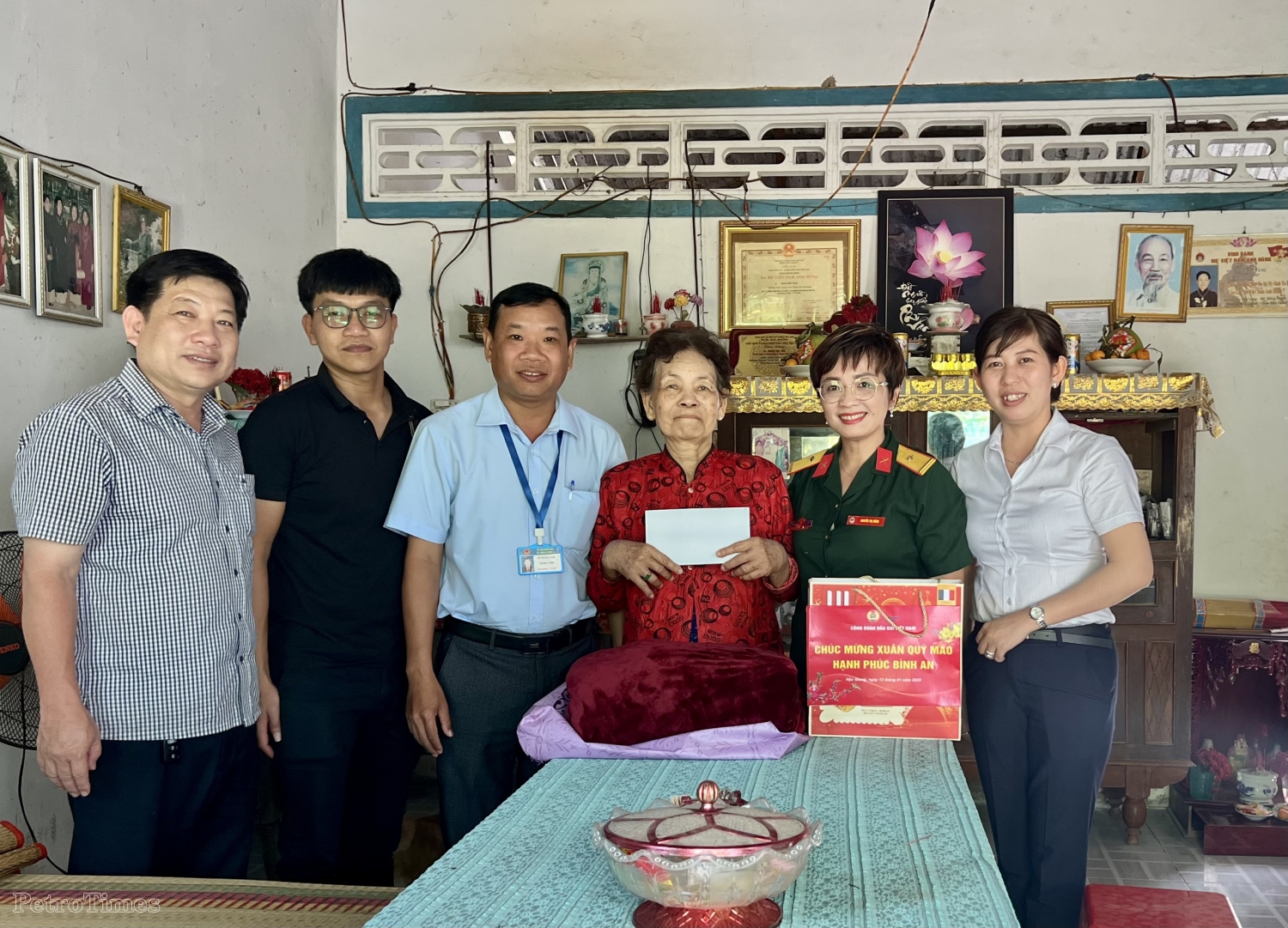 Đoàn đã đến thăm, tặng quà Mẹ Việt Nam anh hùng Đoàn Thị Tàng Đoàn đã đến thăm, tặng quà Mẹ Việt Nam anh hùng Đoàn Thị Tàng