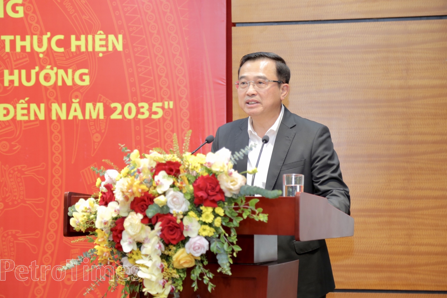 Cần chủ trương, định hướng chiến lược mới cho phát triển ngành Dầu khí và Tập đoàn Dầu khí Quốc gia Việt Nam Cần chủ trương, định hướng chiến lược mới cho phát triển ngành Dầu khí và Tập đoàn Dầu khí Quốc gia Việt Nam