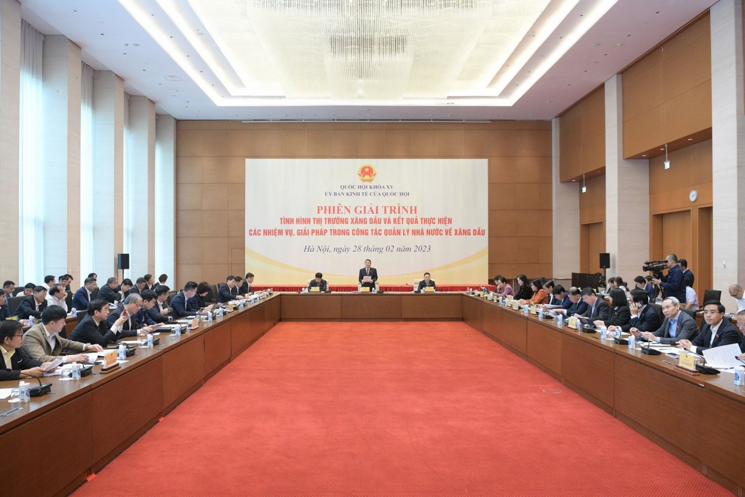 Bộ Công Thương giải trình 7 vấn đề về thị trường xăng dầu Phó Chủ tịch Quốc hội Nguyễn Đức Hải: Phải sớm đánh giá lại tình hình thị trường xăng dầu