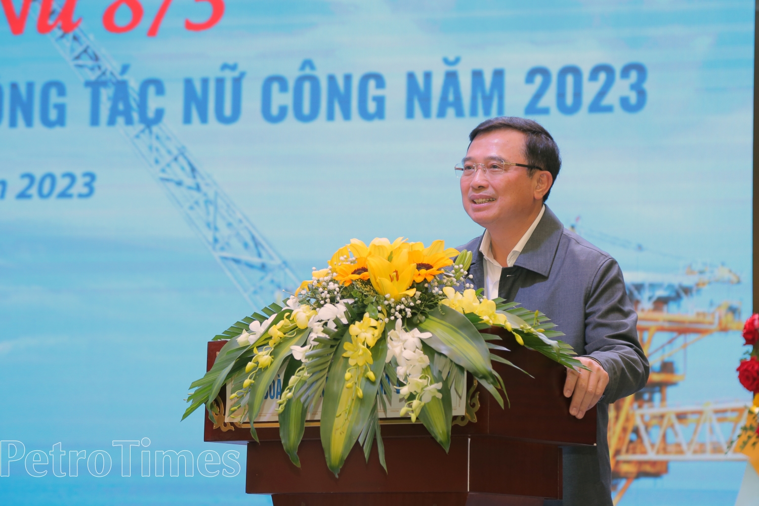 Xây dựng hình ảnh người phụ nữ Dầu khí trí tuệ, năng động, sáng tạo, nhân ái, nghĩa tình Xây dựng hình ảnh người phụ nữ Dầu khí trí tuệ, năng động, sáng tạo, nhân ái, nghĩa tình