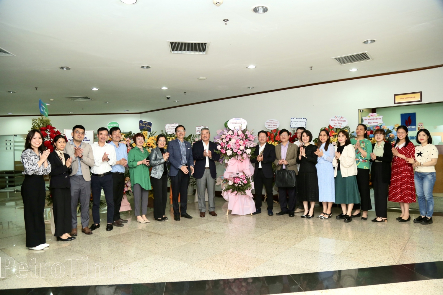 Lãnh đạo Petrovietnam chúc mừng Tạp chí Năng lượng Mới - PetroTimes nhân kỷ niệm 12 năm ngày ra số đầu tiên Lãnh đạo Petrovietnam chúc mừng Tạp chí Năng lượng Mới - PetroTimes nhân kỷ niệm 12 năm Ngày ra số đầu tiên