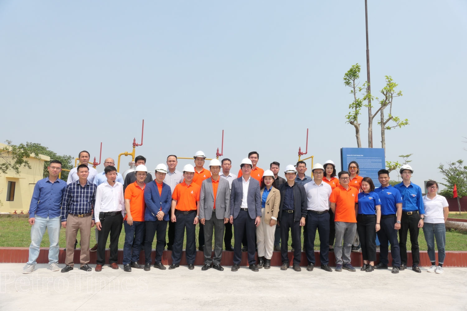 Lãnh đạo PVEP thăm Khu lưu niệm Công trình khai thác dầu khí đầu tiên tại Việt Nam Lãnh đạo PVEP thăm Khu lưu niệm Công trình khai thác dầu khí đầu tiên tại Việt Nam