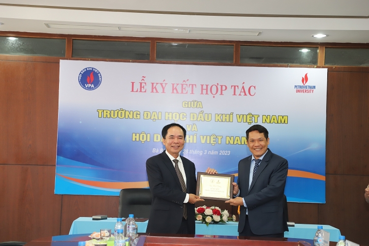 Trường Đại học Dầu khí Việt Nam ký kết thỏa thuận hợp tác với Hội Dầu khí Việt Nam Trường Đại học Dầu khí Việt Nam ký kết thỏa thuận hợp tác với Hội Dầu khí Việt Nam