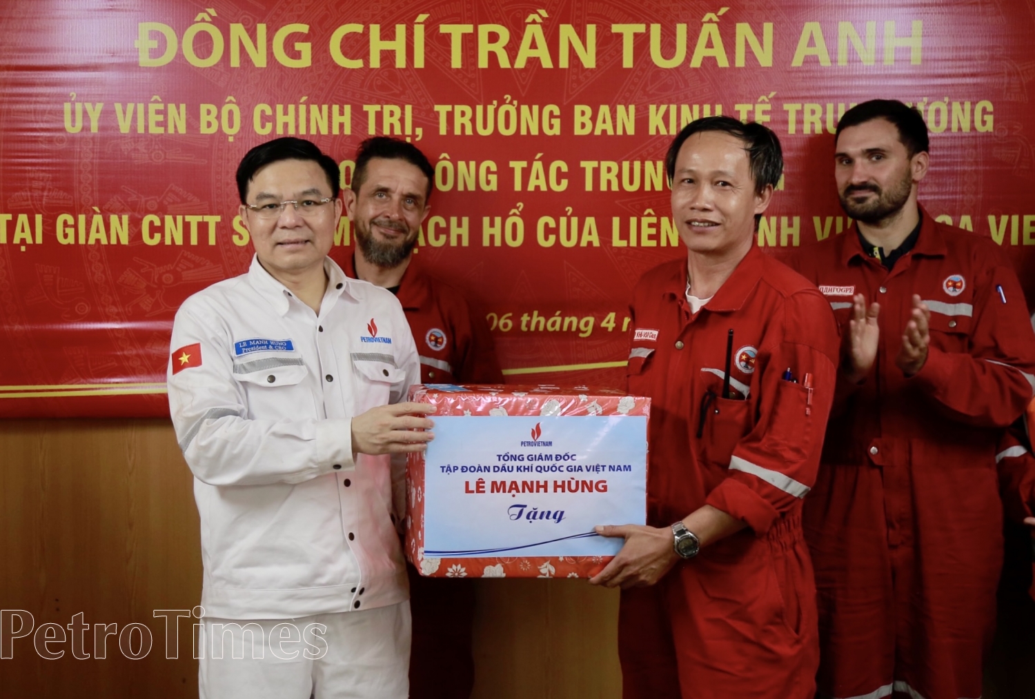 Trưởng Ban Kinh tế Trung ương Trần Tuấn Anh thăm và làm việc tại Giàn Công nghệ trung tâm số 2 Trưởng Ban Kinh tế Trung ương Trần Tuấn Anh thăm và làm việc tại Giàn Công nghệ trung tâm số 2