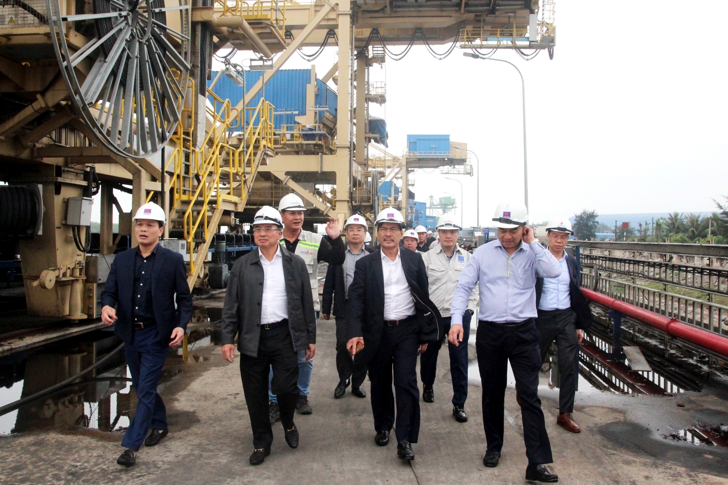 Chủ tịch HĐTV Petrovietnam Hoàng Quốc Vượng (thứ hai từ trái qua) kiểm tra hệ thống cảng nhận than NMNĐ Thái Bình 2. Chủ tịch HĐTV Petrovietnam Hoàng Quốc Vượng (thứ hai từ trái qua) kiểm tra hệ thống cảng nhận than NMNĐ Thái Bình 2.