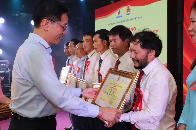 CĐ DKVN phát động Tháng Công nhân và tuyên dương người lao động Dầu khí tiêu biểu năm 2023 CĐ DKVN phát động Tháng Công nhân và tuyên dương người lao động Dầu khí tiêu biểu năm 2023