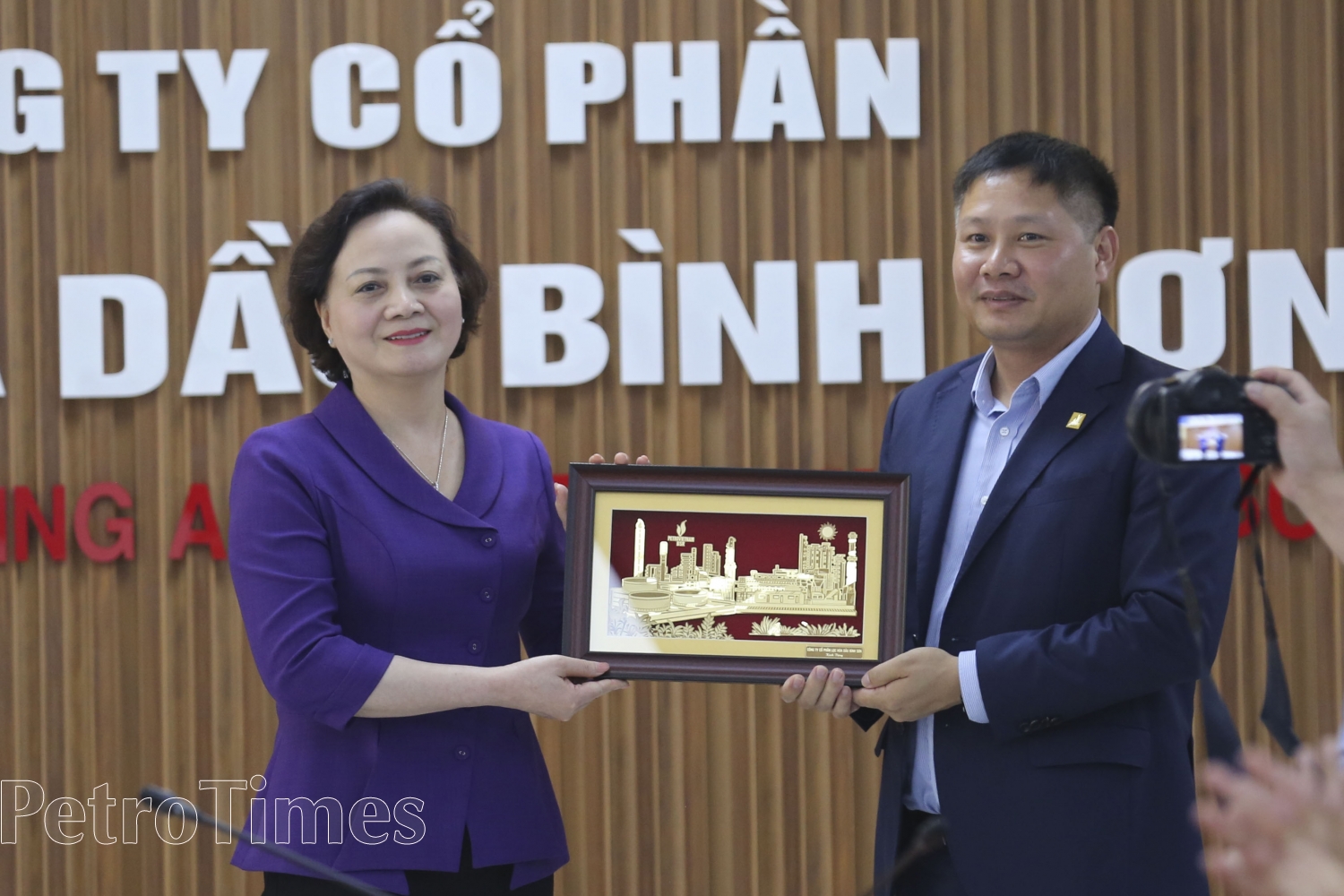 Bộ trưởng Bộ Nội vụ thăm và làm việc tại NMLD Dung Quất Bộ trưởng Bộ Nội vụ thăm và làm việc tại NMLD Dung Quất