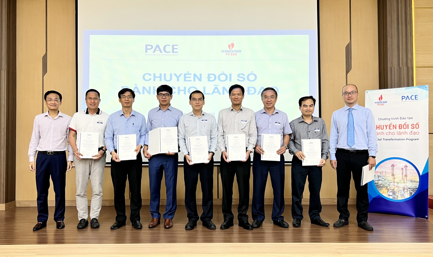Trao chứng nhận hoàn thành khóa đào tạo Trao chứng nhận hoàn thành khóa đào tạo