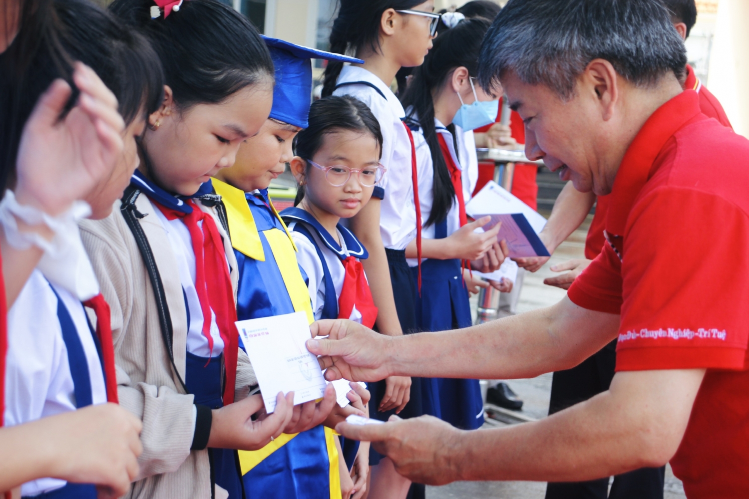 VPI tri ân các anh hùng liệt sĩ, tặng quà các gia đình chính sách tại TP. Phú Quốc VPI tri ân các anh hùng liệt sĩ, tặng quà các gia đình chính sách tại TP. Phú Quốc