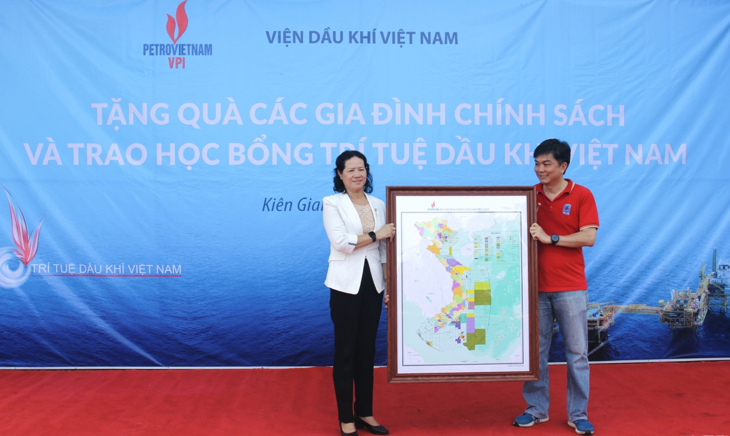 VPI tri ân các anh hùng liệt sĩ, tặng quà các gia đình chính sách tại TP. Phú Quốc VPI tri ân các anh hùng liệt sĩ, tặng quà các gia đình chính sách tại TP. Phú Quốc
