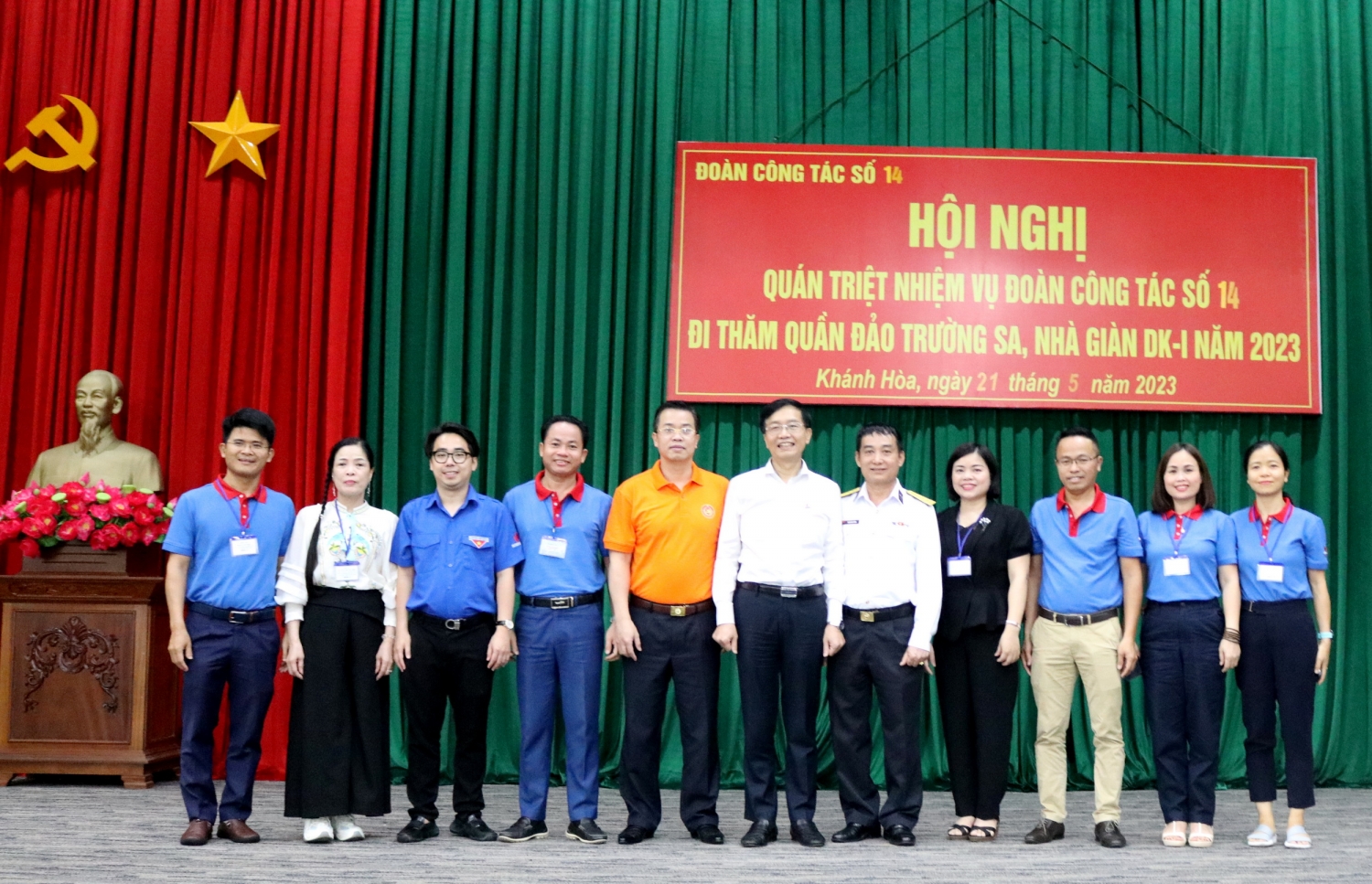 Đại diện lãnh đạo và người lao động Dầu khí tham gia gặp gỡ và trao tặng quà cho các cán bộ chiến sỹ Trường Sa và nhà giàn DK1/18 tại vùng 4 Hải quân, Cam Ranh, Khánh Hòa Đại diện lãnh đạo và người lao động Dầu khí tham gia gặp gỡ và trao tặng quà cho các cán bộ chiến sỹ Trường Sa và nhà giàn DK1/18 tại vùng 4 Hải quân, Cam Ranh, Khánh Hòa